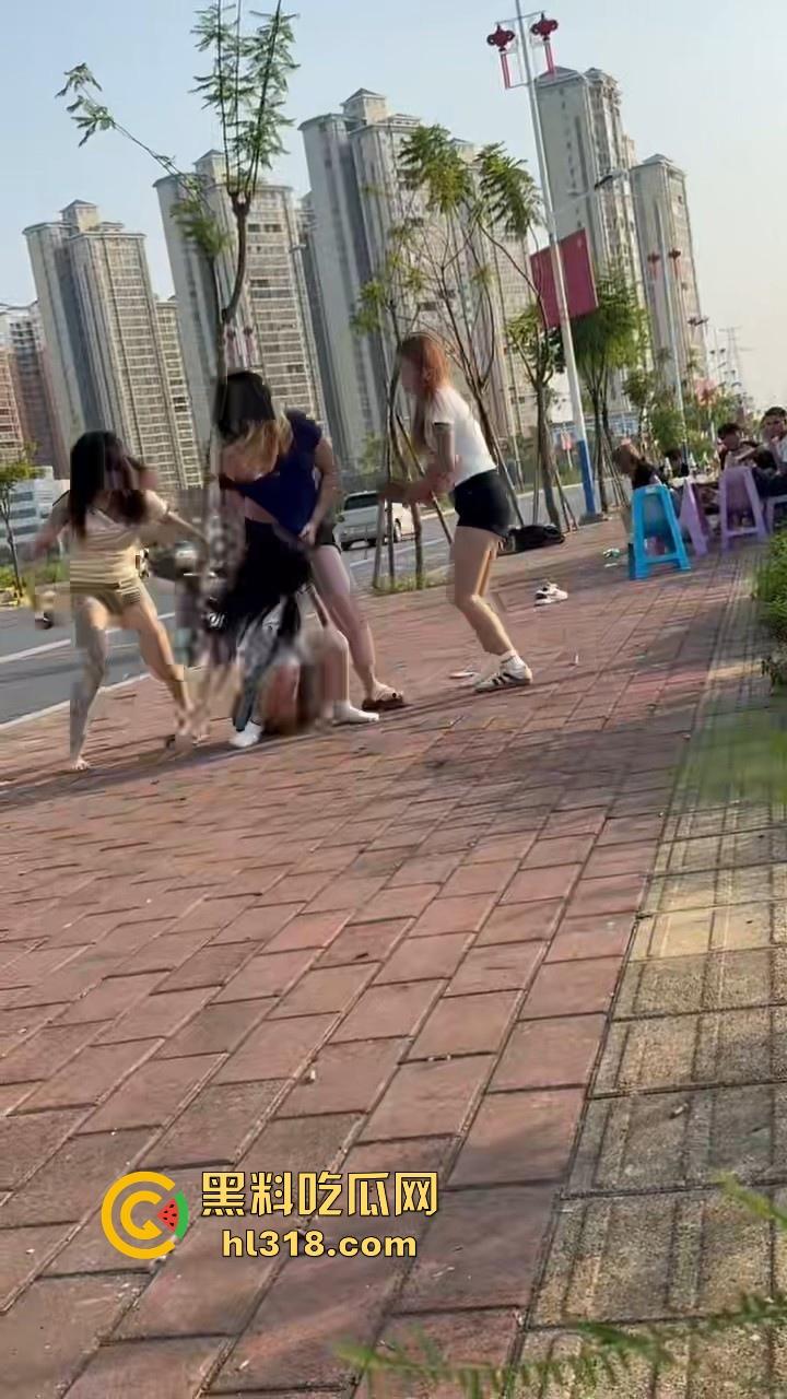 最爱看女人打架了，打得确实够猛，直接一群姐妹围上去，一个酒瓶子疯狂敲，旁边男的都看呆了！  第5张