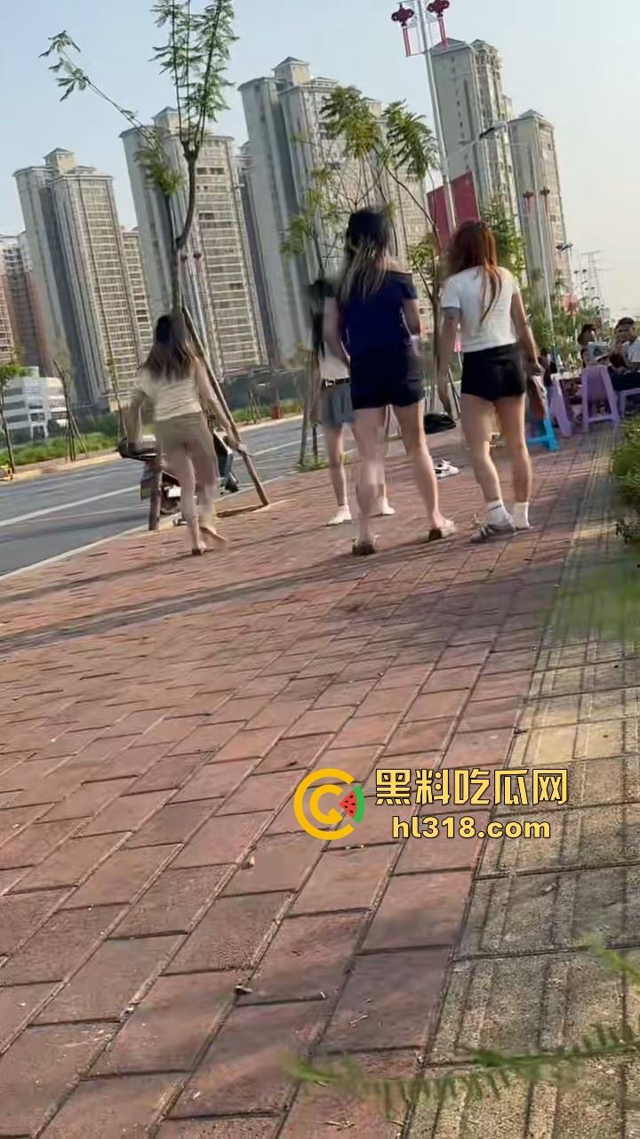 最爱看女人打架了，打得确实够猛，直接一群姐妹围上去，一个酒瓶子疯狂敲，旁边男的都看呆了！  第6张