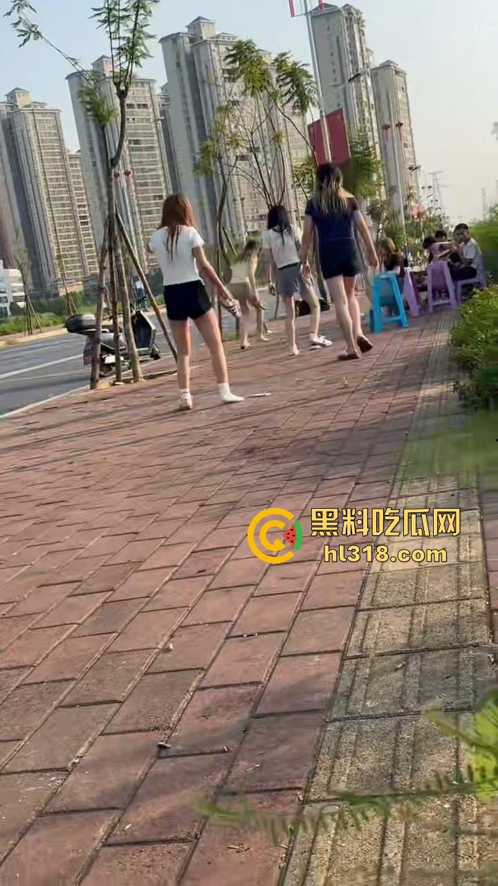 最爱看女人打架了，打得确实够猛，直接一群姐妹围上去，一个酒瓶子疯狂敲，旁边男的都看呆了！  第7张