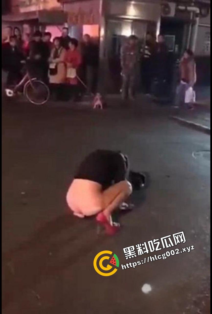 上海醉酒女当街脱衣求外国人操她 结果被警方制止并带走！ 还叫警察帮忙掰开自己的屁眼  第4张