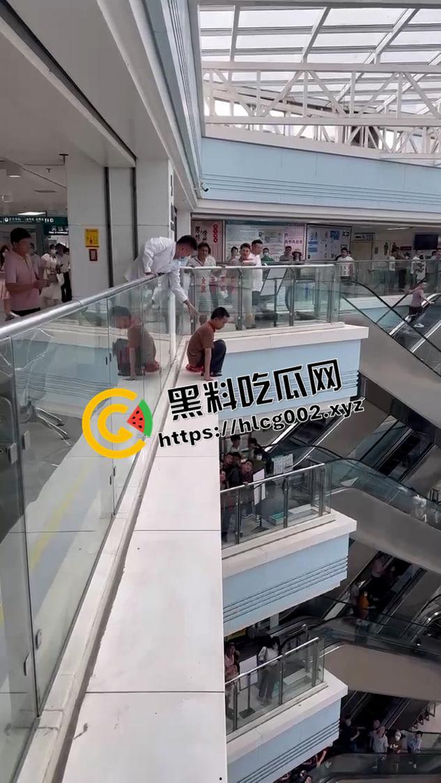 广西一附院 大叔绝望跳楼自杀 这是要多绝望啊  前排视角视频流出 第1张