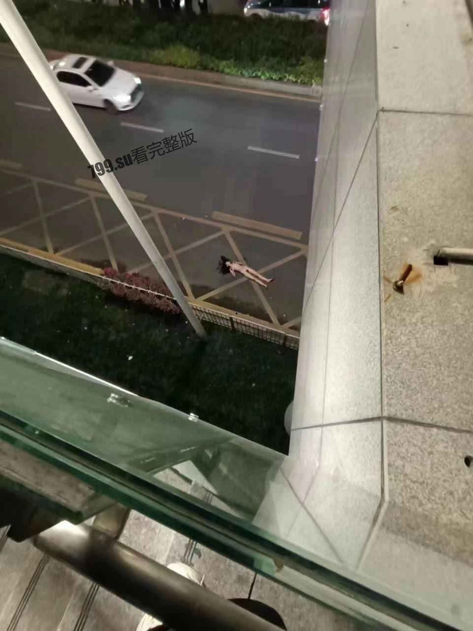 深圳北站东广场 天桥啪啪打炮 女生意外掉下来 全裸躺在路中间 太刺激了  第3张