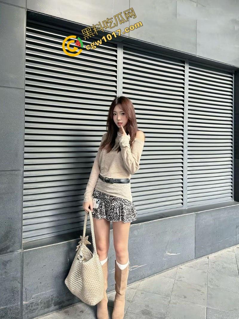 河北邢台大学生【何佳慧】下海卖淫，情趣诱惑金主，回家后继续服侍男友，足交深喉后入，骚逼一刻闲不住！  第2张