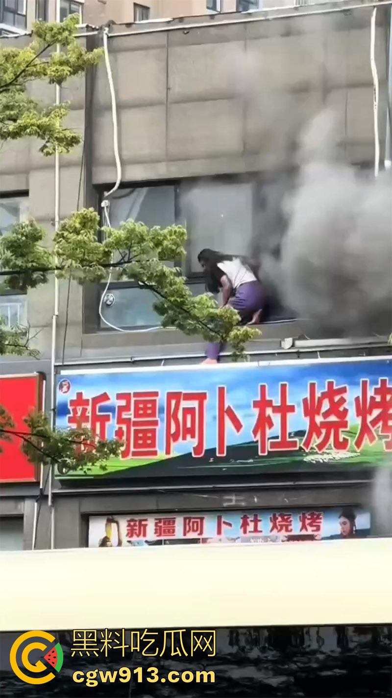 江苏宿迁突发火灾，新疆阿卜杜烧烤店，二楼调料仓库着火，整条街都能闻到烧烤的味道！  第6张