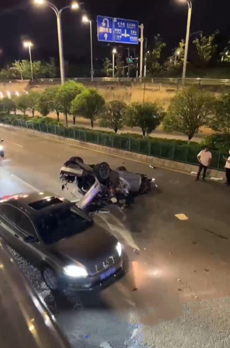 惨烈飞车爆脑！贵阳小米su7车主半夜上演激情狂飙，操作失误撞车造成1人当场死亡，现场惨烈恐怖  第6张