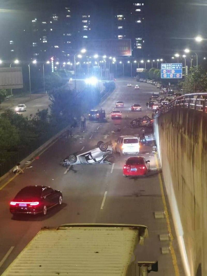 惨烈飞车爆脑！贵阳小米su7车主半夜上演激情狂飙，操作失误撞车造成1人当场死亡，现场惨烈恐怖  第7张