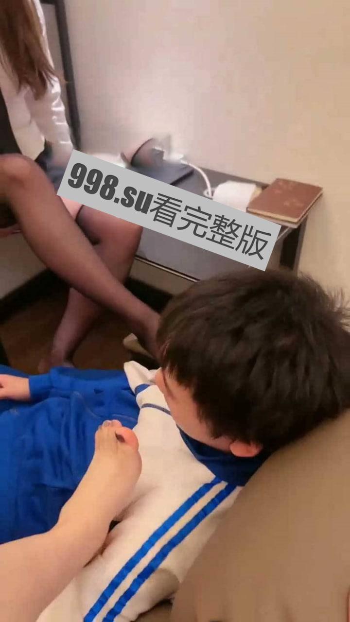 重磅热瓜！深圳处男门三部曲 18 岁成年礼 两个小姐姐帮忙破处双飞  第6张