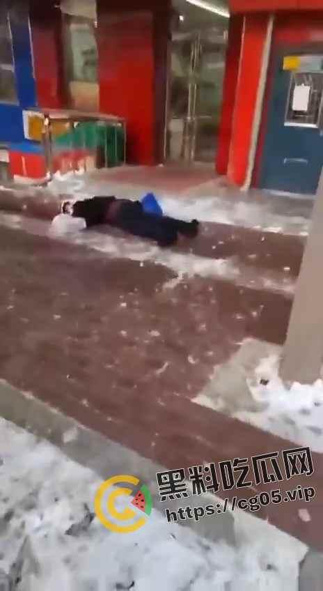 哈尔滨再现夺命冰溜子！屋顶凝结的巨大冰溜把路人头部直接刺穿 血溅了一米远 现场监控画面流出 太吓人了  第2张