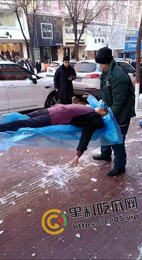 哈尔滨再现夺命冰溜子！屋顶凝结的巨大冰溜把路人头部直接刺穿 血溅了一米远 现场监控画面流出 太吓人了  第4张