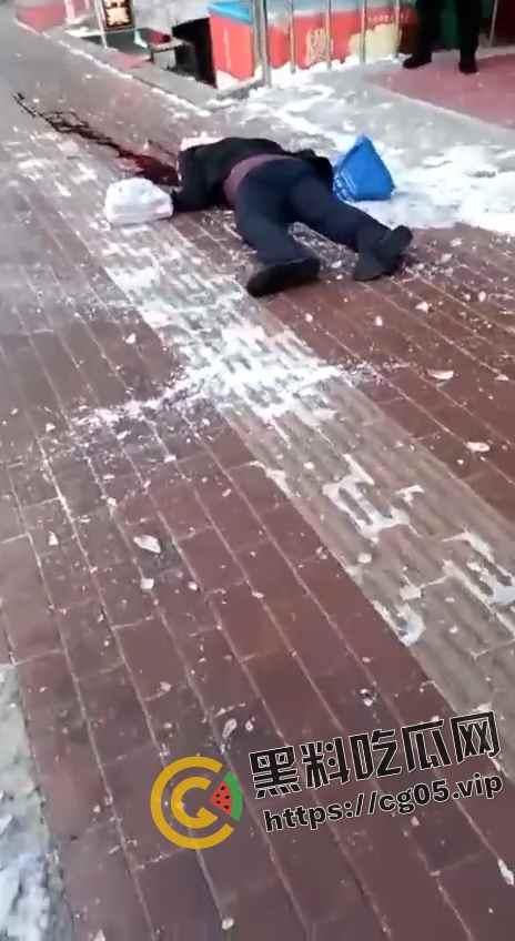 哈尔滨再现夺命冰溜子！屋顶凝结的巨大冰溜把路人头部直接刺穿 血溅了一米远 现场监控画面流出 太吓人了  第5张