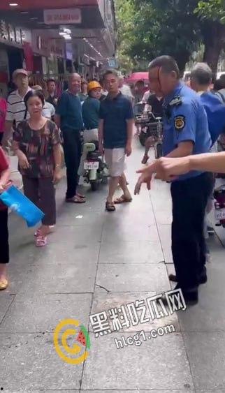 广州市天河区棠德花苑城管与卖椰子的小贩起争执，小贩操起铲子当场爆头 血流不止 大快人心！  第3张