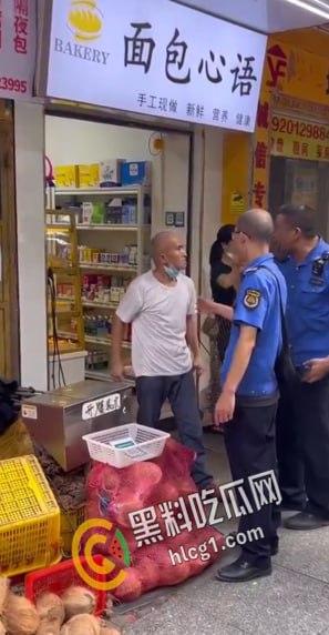 广州市天河区棠德花苑城管与卖椰子的小贩起争执，小贩操起铲子当场爆头 血流不止 大快人心！  第4张