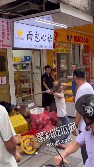 广州市天河区棠德花苑城管与卖椰子的小贩起争执，小贩操起铲子当场爆头 血流不止 大快人心！  第5张