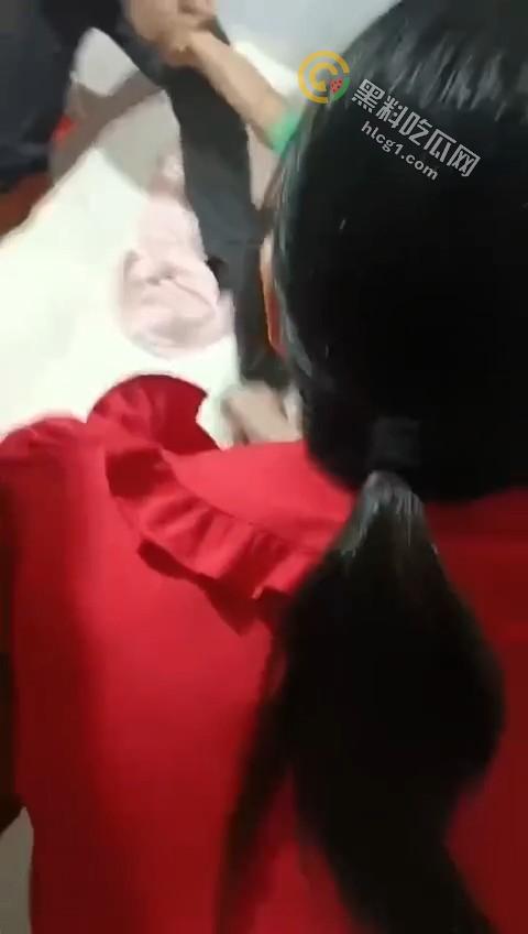 实拍惊人一幕，丈夫带全家捉奸在床，怒火中烧竟现场暴打出轨妻子！  第3张