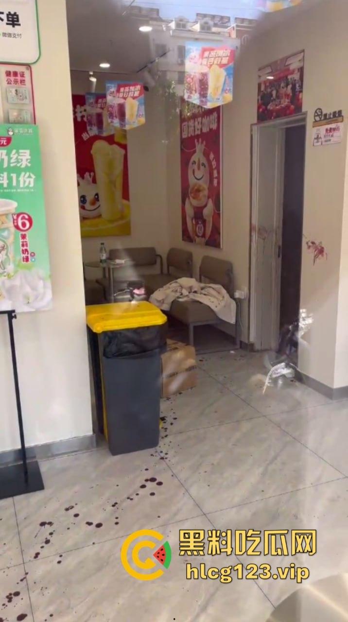 突发命案！杭州西湖区蜜雪冰城店内发生砍人事件 一店员被杀 现场血腥视频曝光  第5张