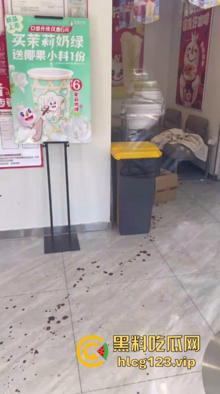 突发命案！杭州西湖区蜜雪冰城店内发生砍人事件 一店员被杀 现场血腥视频曝光  第7张