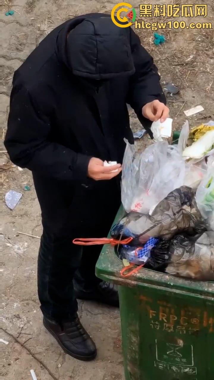 江西南昌变态男子于垃圾桶翻找女人带血卫生巾 并放到鼻尖嗅闻狂舔 重口程度令人反胃  第1张