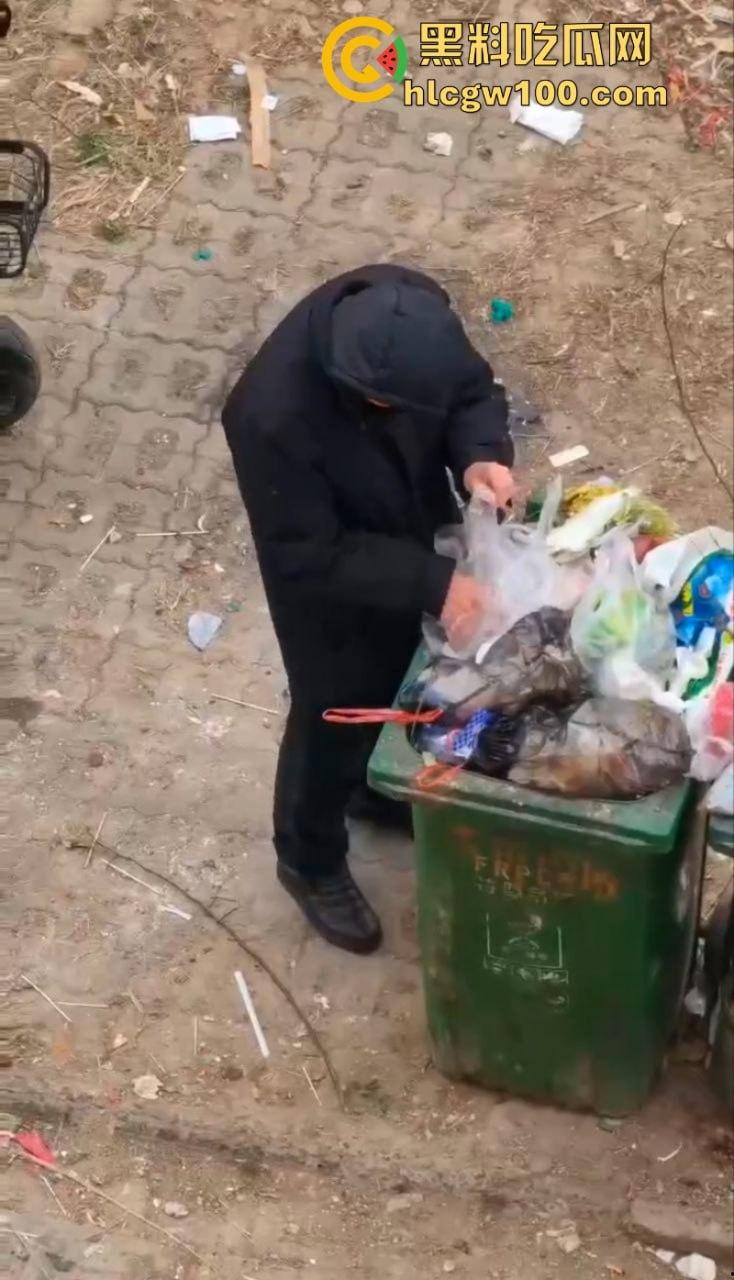 江西南昌变态男子于垃圾桶翻找女人带血卫生巾 并放到鼻尖嗅闻狂舔 重口程度令人反胃  第4张