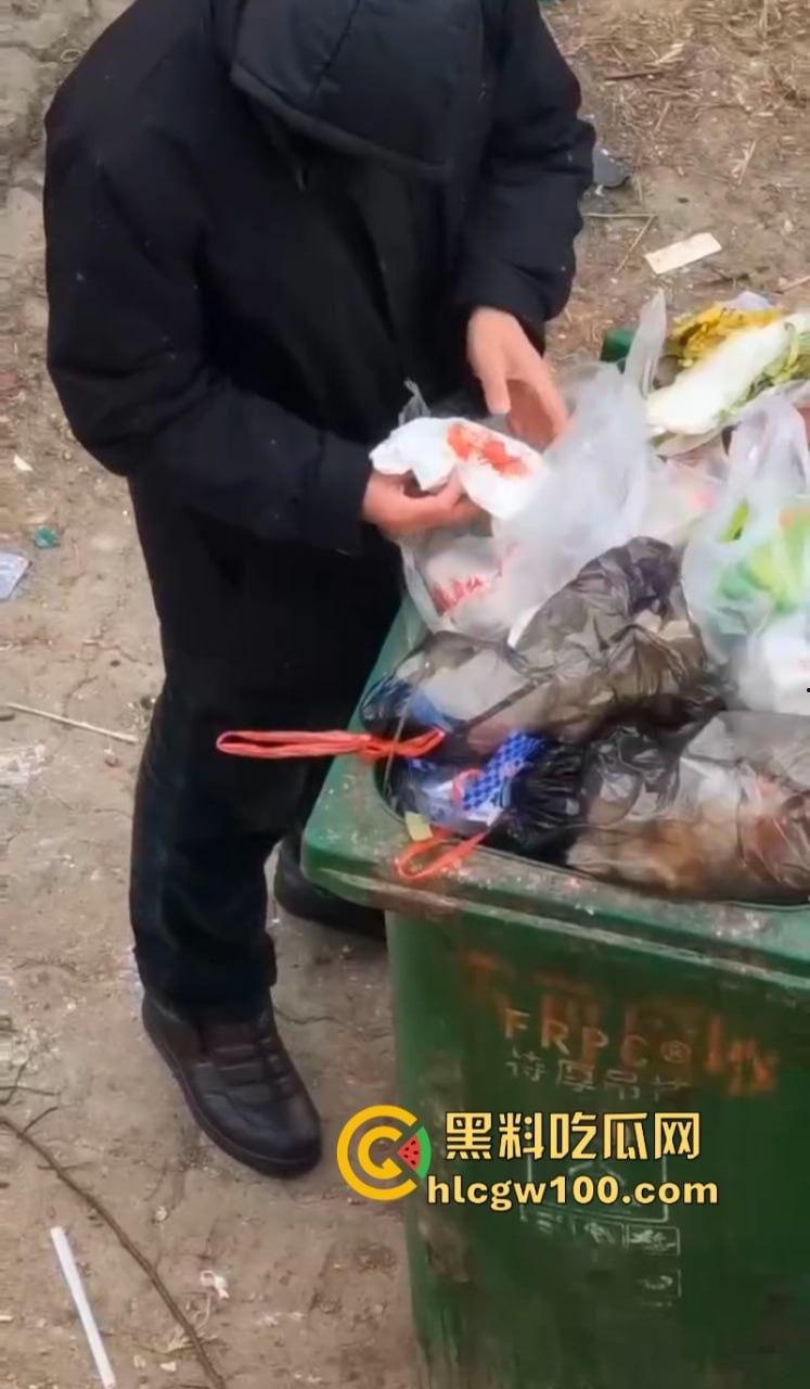 江西南昌变态男子于垃圾桶翻找女人带血卫生巾 并放到鼻尖嗅闻狂舔 重口程度令人反胃  第5张