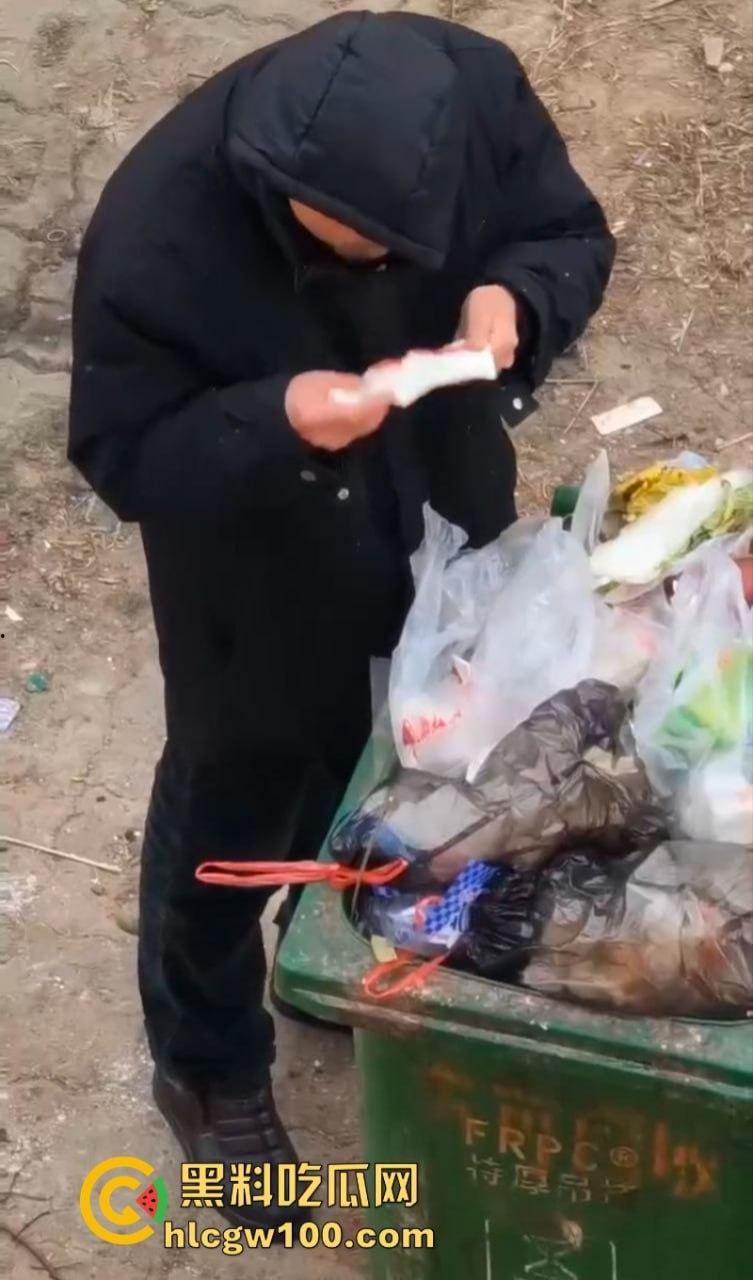 江西南昌变态男子于垃圾桶翻找女人带血卫生巾 并放到鼻尖嗅闻狂舔 重口程度令人反胃  第7张