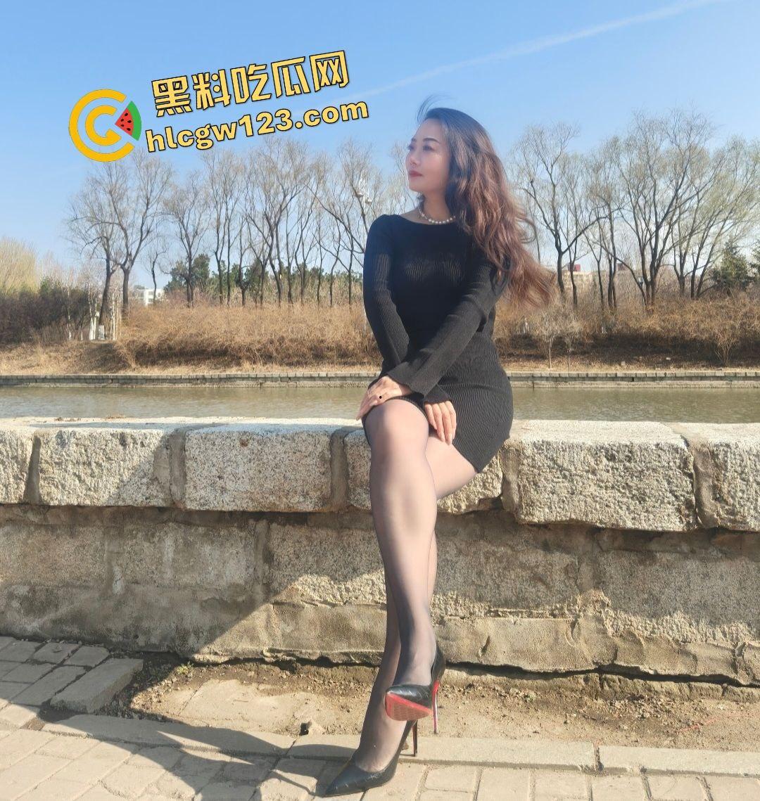 东北熟妇肥臀热烫黑丝包裹嫩穴，被弟弟狂草爽到命都要没了，还说再不射老公要回来了！  第1张