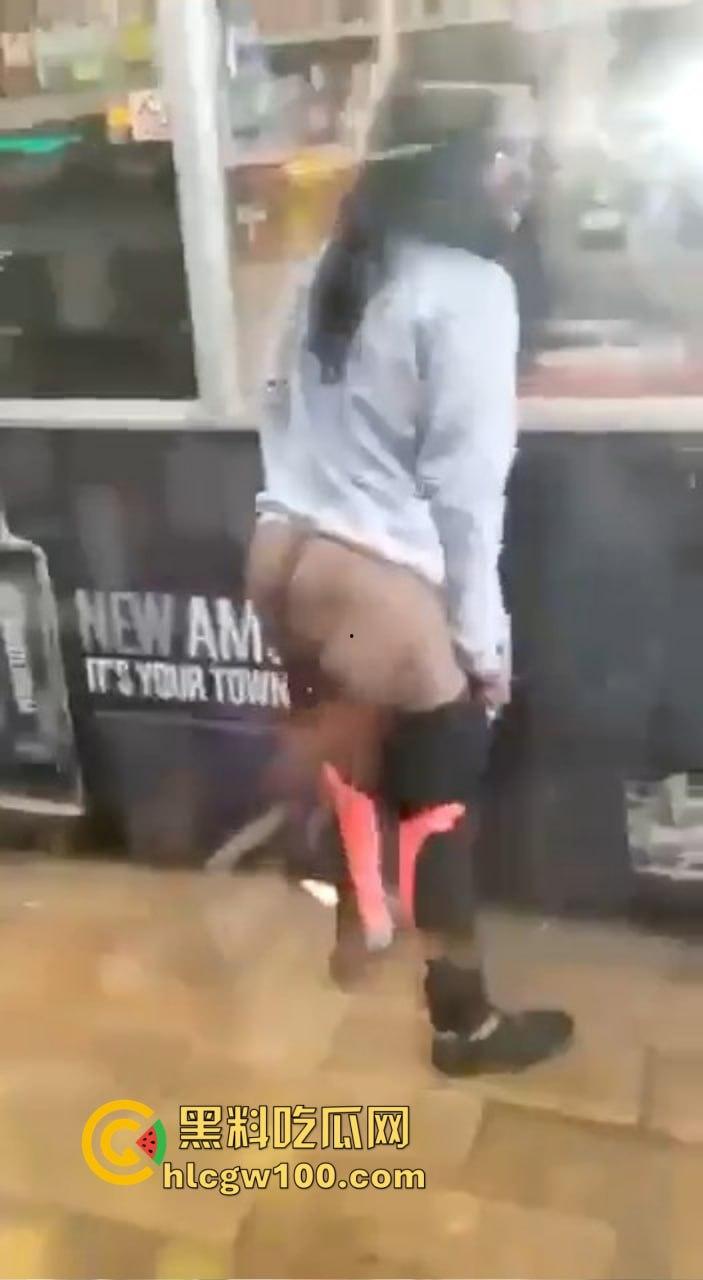 黑妹骚操作放尿全程公开，姿势熟练到让人看呆，完事还知道擦一擦，这骚劲真是让人服了！  第2张