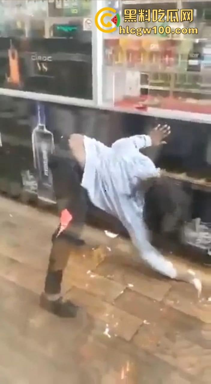 黑妹骚操作放尿全程公开，姿势熟练到让人看呆，完事还知道擦一擦，这骚劲真是让人服了！  第4张