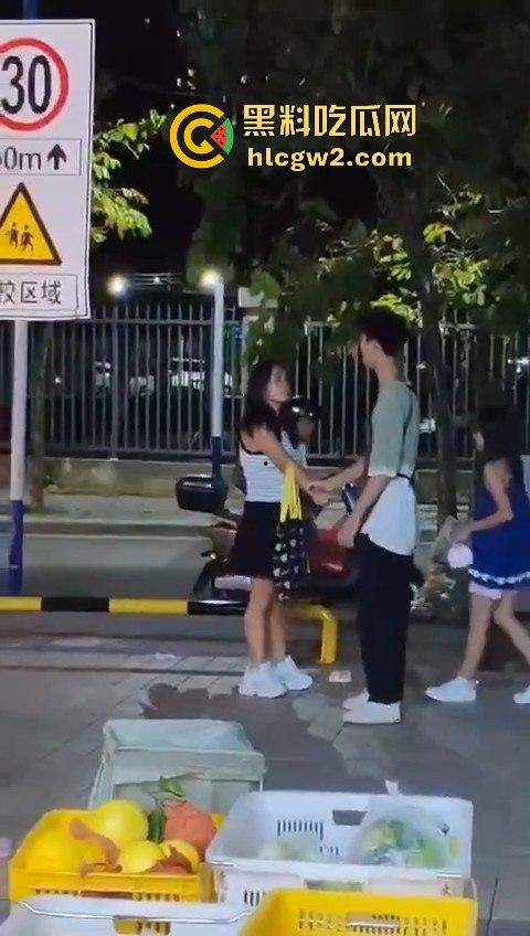 提子不新鲜还是顾客太酸？南沙美女门店撒野，扔提子打店员，抓到警局还咬人！  第2张