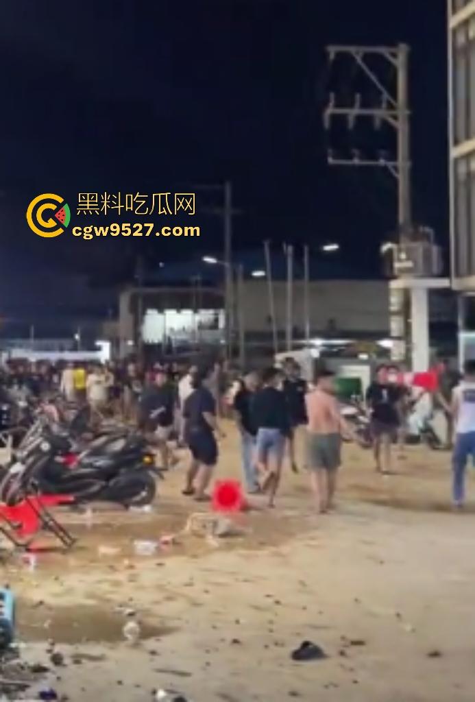 柬埔寨波贝火拼变闹剧！两拨废物互砸杂物，长棍对峙怂到爆，警察哨子吹破喉咙直到大部队到才镇场！  第1张