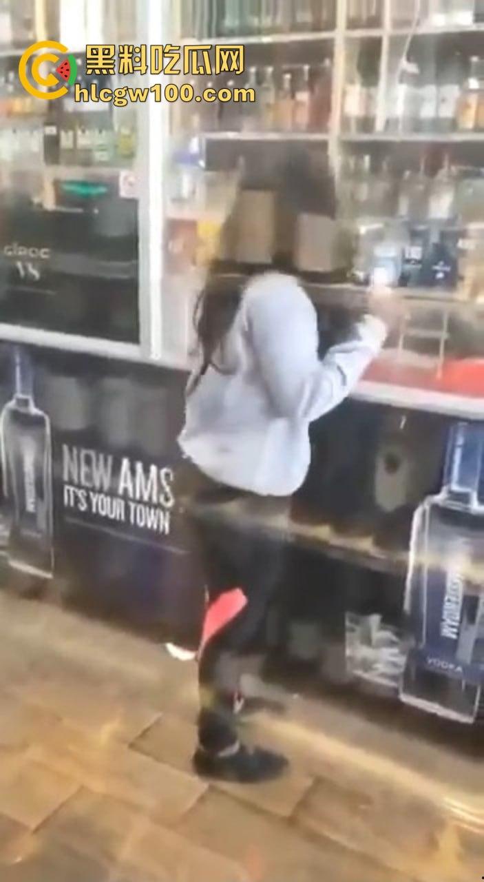 黑妹骚操作放尿全程公开，姿势熟练到让人看呆，完事还知道擦一擦，这骚劲真是让人服了！  第9张