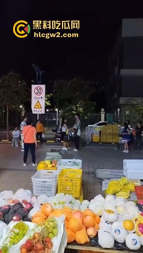 提子不新鲜还是顾客太酸？南沙美女门店撒野，扔提子打店员，抓到警局还咬人！  第7张