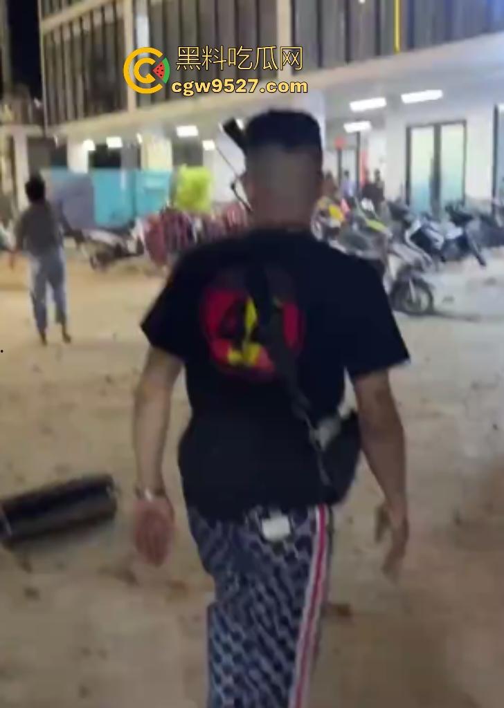 柬埔寨波贝火拼变闹剧！两拨废物互砸杂物，长棍对峙怂到爆，警察哨子吹破喉咙直到大部队到才镇场！  第3张