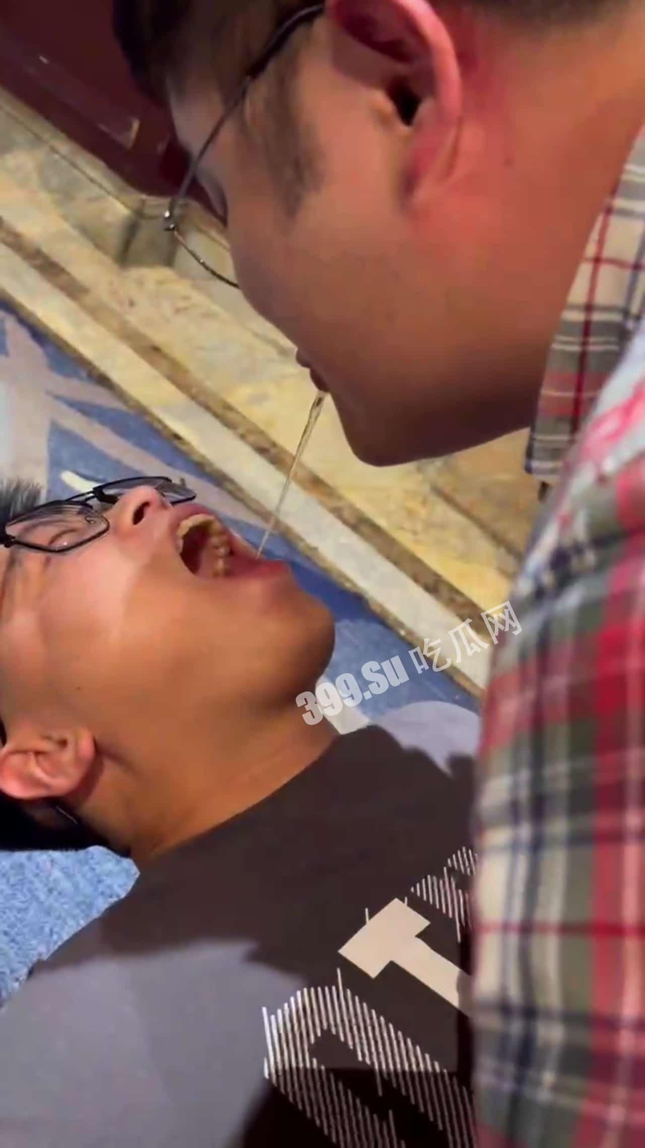 新盟易购  线下聚会醉酒后男男舌吻，毁三观操作 第5张