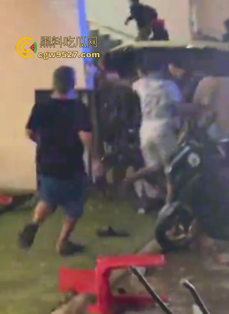 柬埔寨波贝火拼变闹剧！两拨废物互砸杂物，长棍对峙怂到爆，警察哨子吹破喉咙直到大部队到才镇场！  第6张