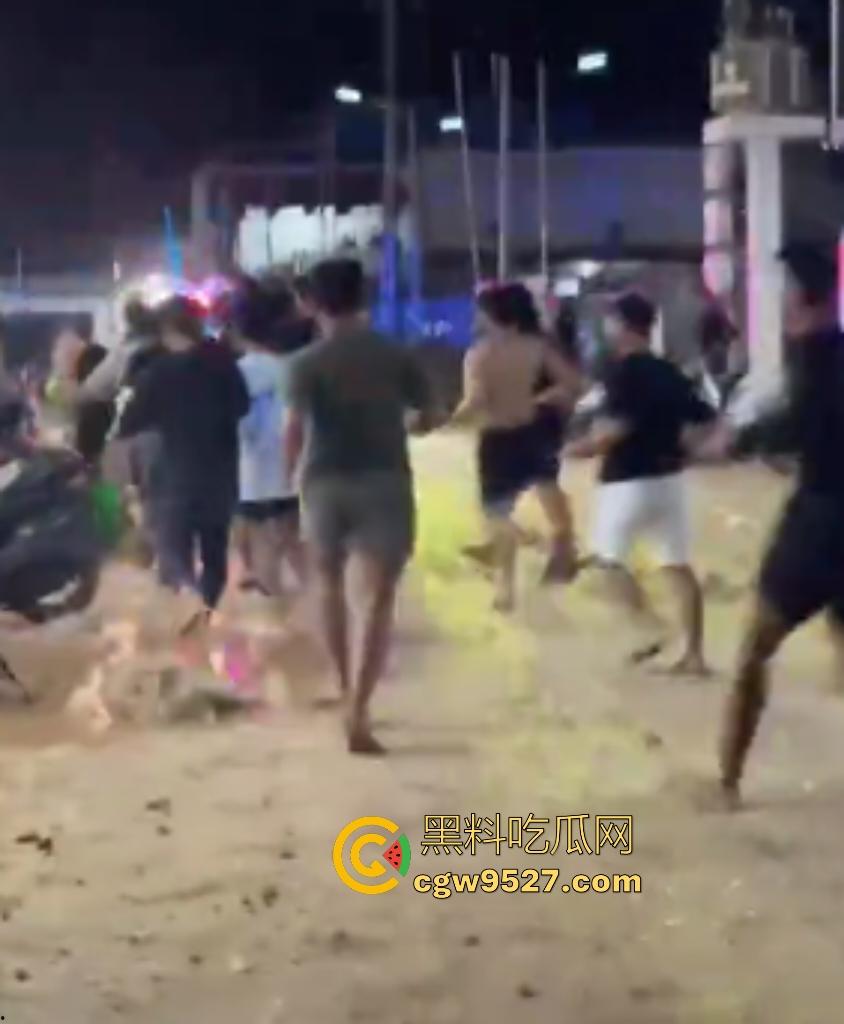 柬埔寨波贝火拼变闹剧！两拨废物互砸杂物，长棍对峙怂到爆，警察哨子吹破喉咙直到大部队到才镇场！  第7张