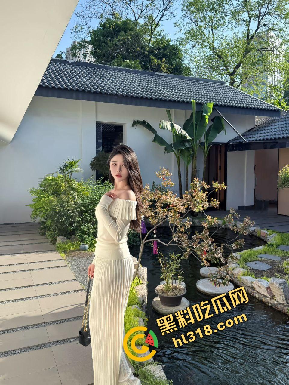 女狗完成主人的街头羞辱任务，薄纱透视装真空出街公园游街，711买零食收银小哥都看懵逼了！  第2张