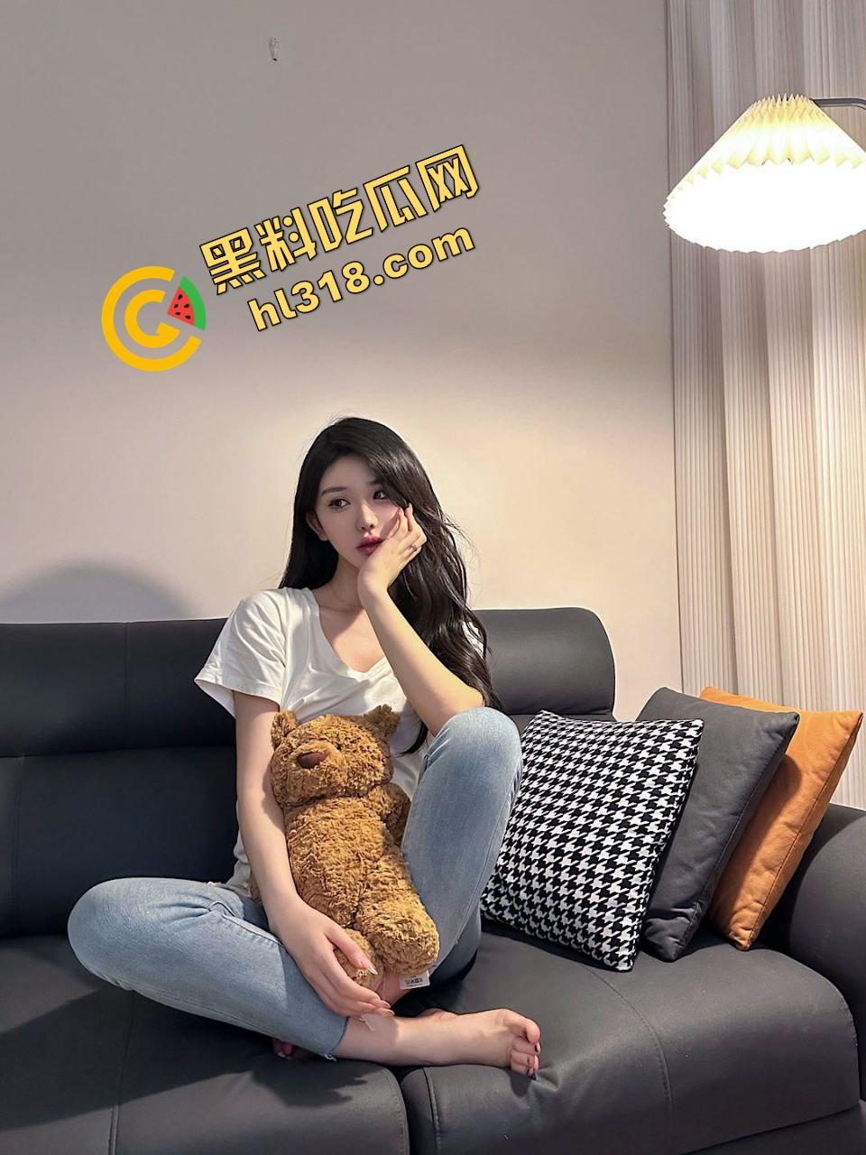 女狗完成主人的街头羞辱任务，薄纱透视装真空出街公园游街，711买零食收银小哥都看懵逼了！  第3张