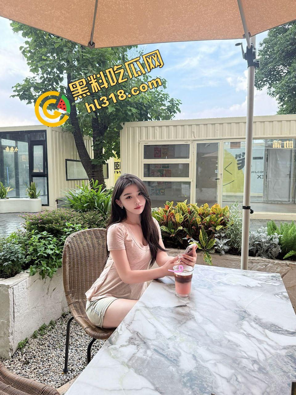 女狗完成主人的街头羞辱任务，薄纱透视装真空出街公园游街，711买零食收银小哥都看懵逼了！  第6张