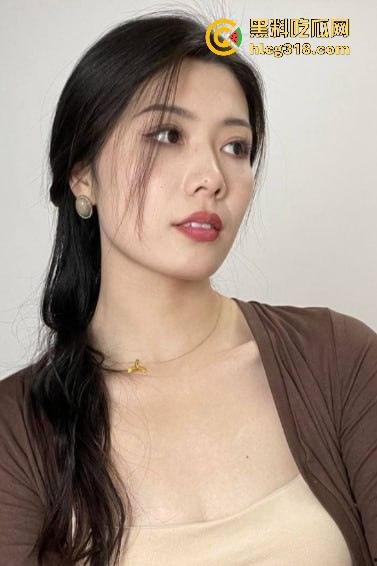 约炮极品美容院老板娘，巨乳翘臀性感人妻，拉到厕所就是一顿爆操强制吞精，这身材很难不爱！  第2张