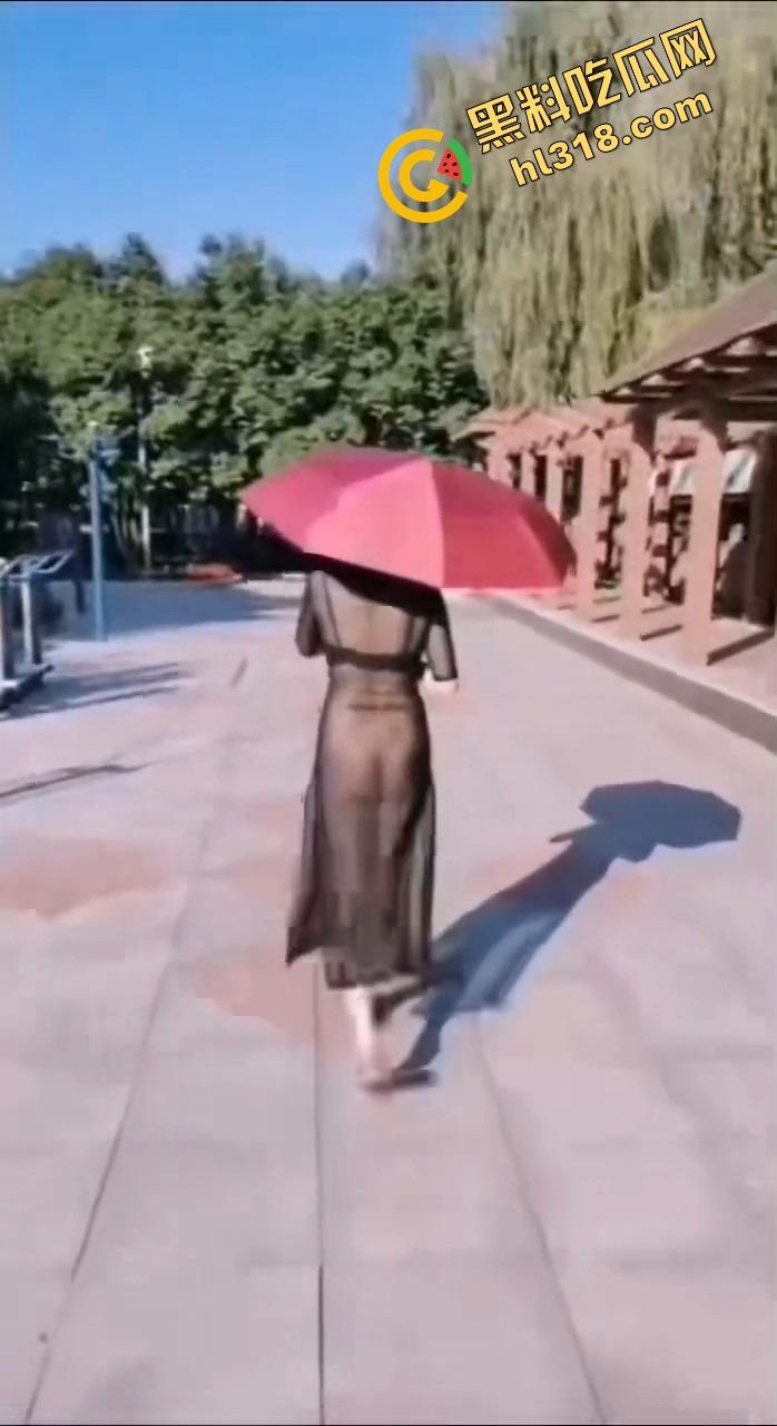 女狗完成主人的街头羞辱任务，薄纱透视装真空出街公园游街，711买零食收银小哥都看懵逼了！  第15张