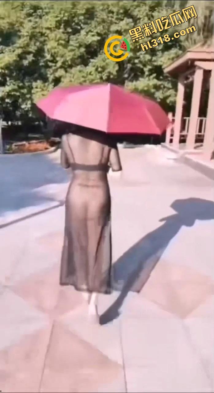 女狗完成主人的街头羞辱任务，薄纱透视装真空出街公园游街，711买零食收银小哥都看懵逼了！  第17张