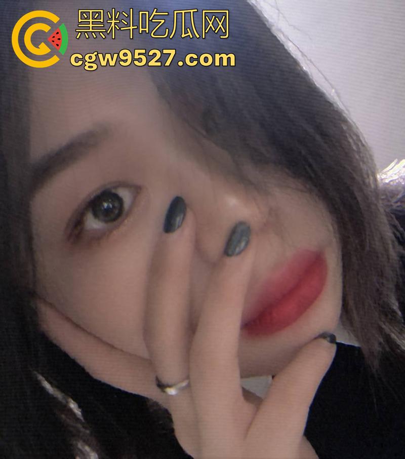 贵州最骚酒店前台【夏媛轩】，学生时期和继父通奸，还和男友兄弟一起3p，和领导同事1v7群p，太刺激了！  第5张