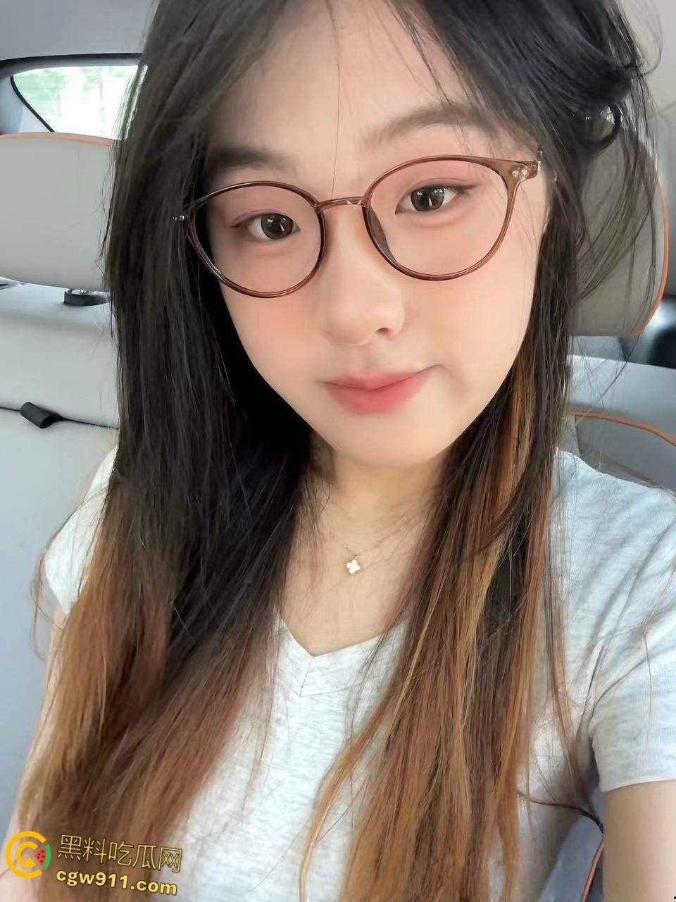 浙江中医药大学微胖眼镜妹【陈思思】，刚进酒店主动脱衣化身小母狗，酷爱口交沉迷榨精，眼神拉丝表情无比淫荡 ！  第1张