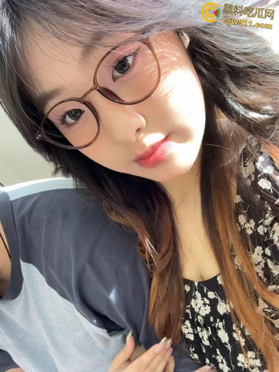 浙江中医药大学微胖眼镜妹【陈思思】，刚进酒店主动脱衣化身小母狗，酷爱口交沉迷榨精，眼神拉丝表情无比淫荡 ！  第2张