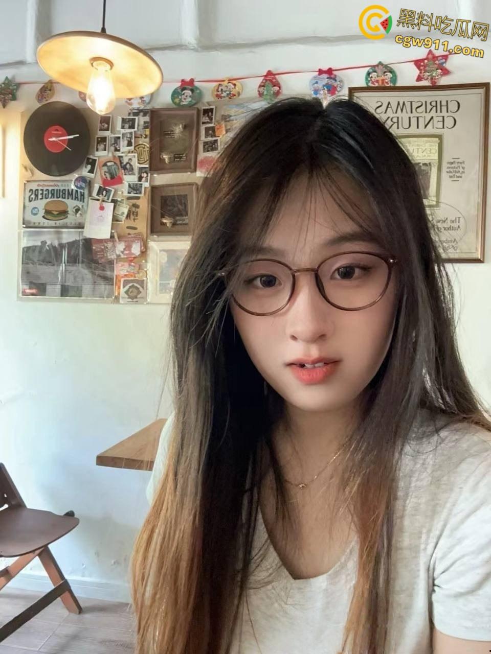 浙江中医药大学微胖眼镜妹【陈思思】，刚进酒店主动脱衣化身小母狗，酷爱口交沉迷榨精，眼神拉丝表情无比淫荡 ！  第4张