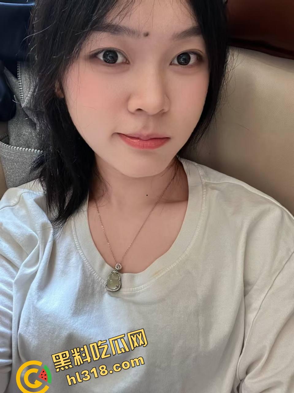 南京传媒学院极品反差母狗『李可盈』网调金主约炮，各种自拍视频流出，课代表小仙女也能喷水？  第1张