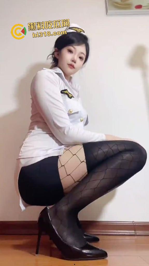 快手东北御姐【小兔子】亮油肉丝袜足交假阴茎，翘起肥臀给金主秀逼有多肥！  第2张