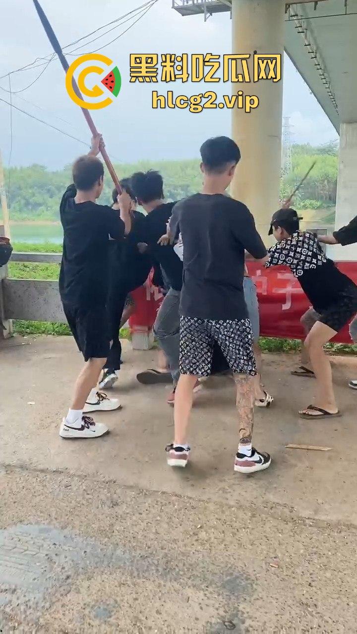 河南精神小伙挥舞青龙偃月刀街头打架，这群人是武术学校出来的？  第5张