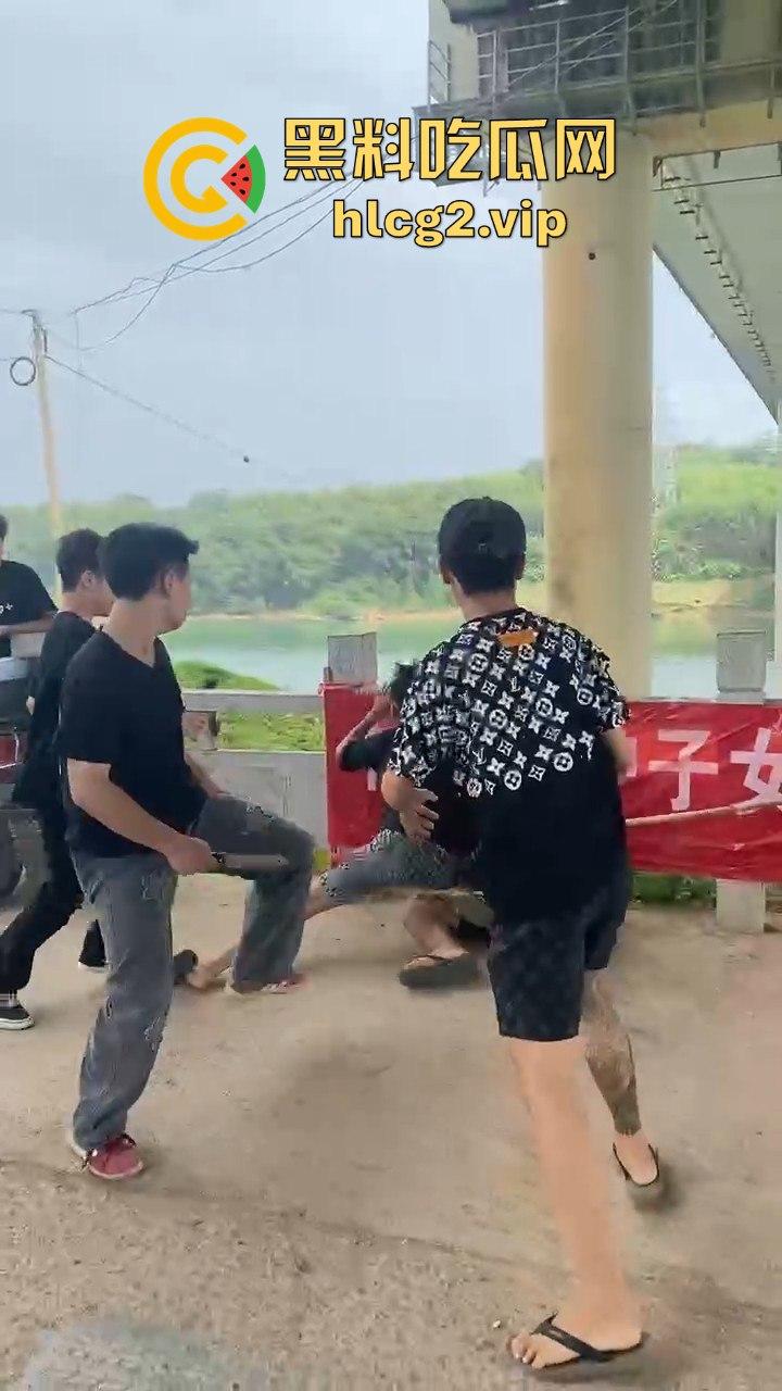 河南精神小伙挥舞青龙偃月刀街头打架，这群人是武术学校出来的？  第7张