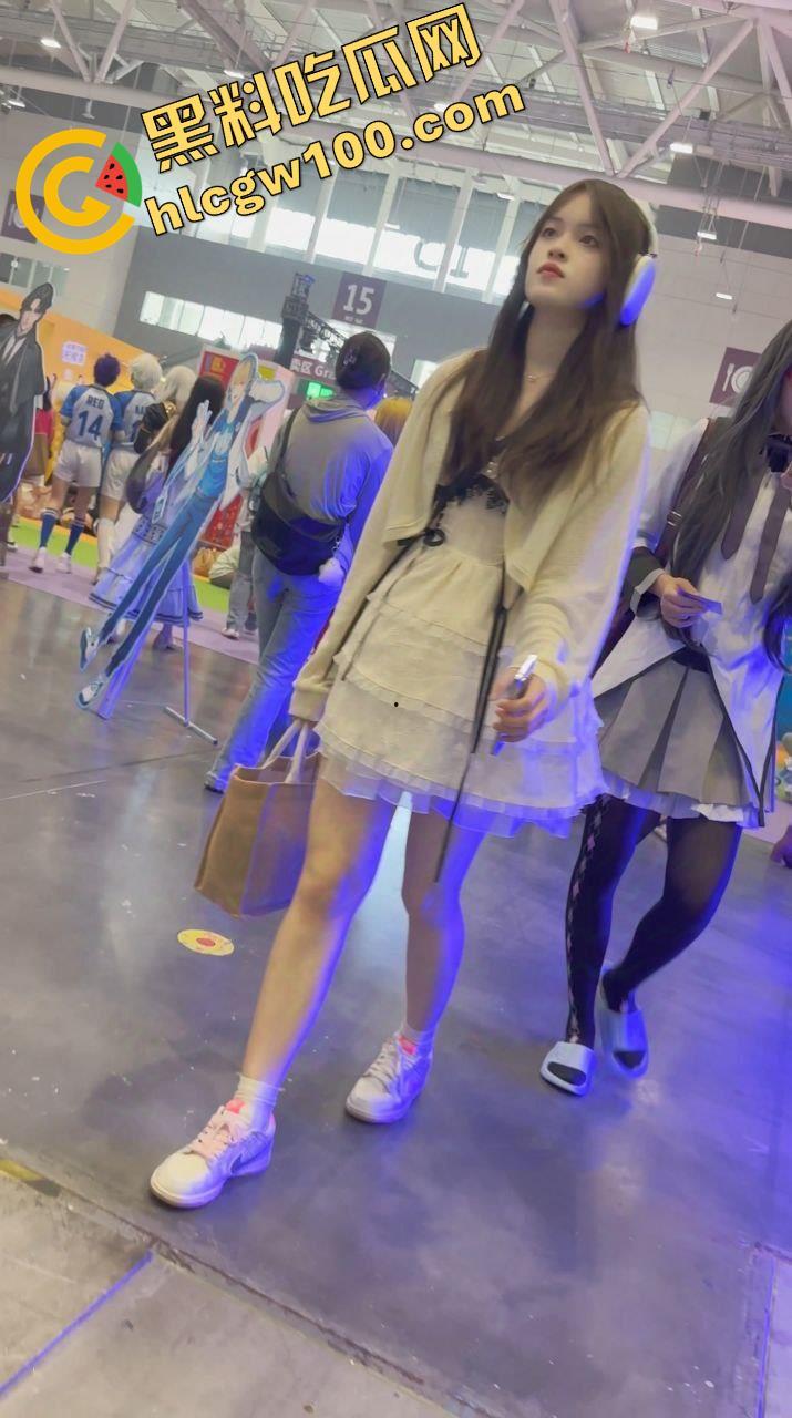 漫展抄底多名可爱学生妹，竟连内裤都不穿，阴毛浓密的骚穴暴漏在外，外表甜美可爱实则淫荡反差  第1张